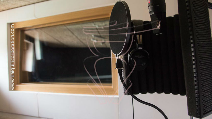 Fotografia estudio de grabacion, pecera y microfono