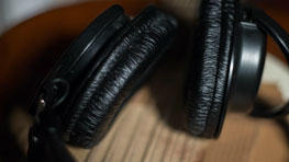 Boton contacta, casco sobre guitarra