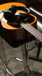 Boton ubicacion, cascos y guitarra sobre banqueta